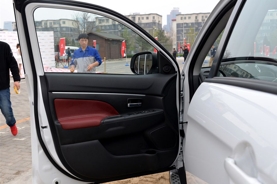 2015款 2.0L 自动两驱精英版 座椅空间