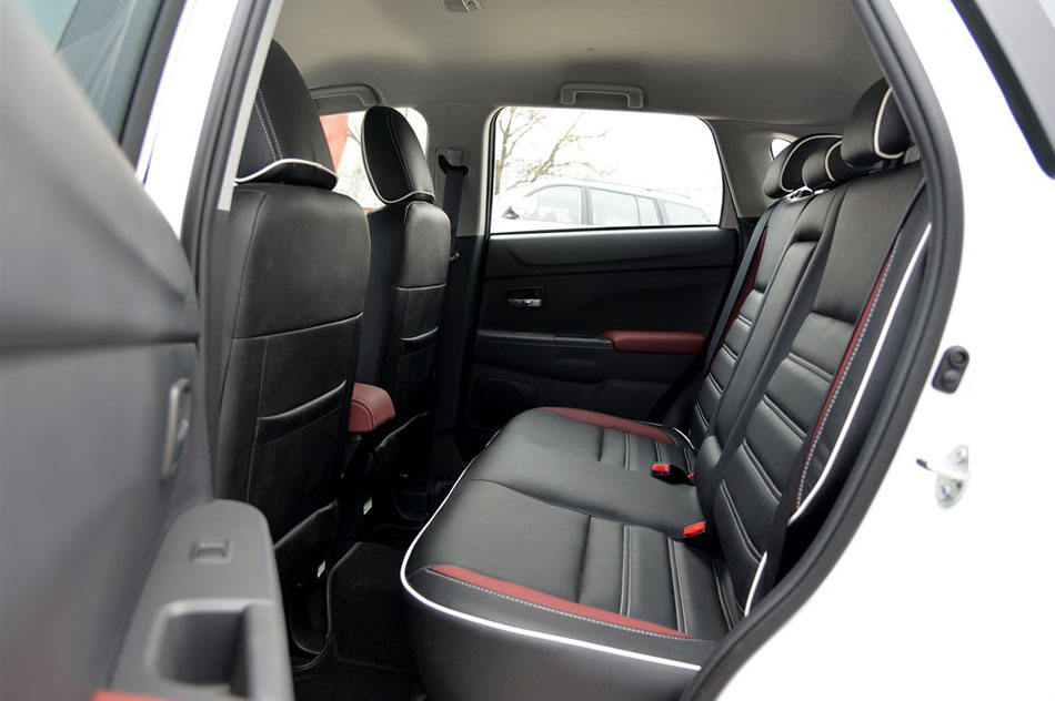 2015款 2.0L 自动两驱精英版 座椅空间