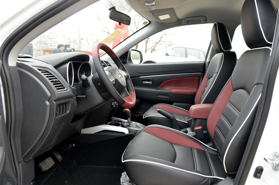 2015款 2.0L 自动两驱精英版 座椅空间
