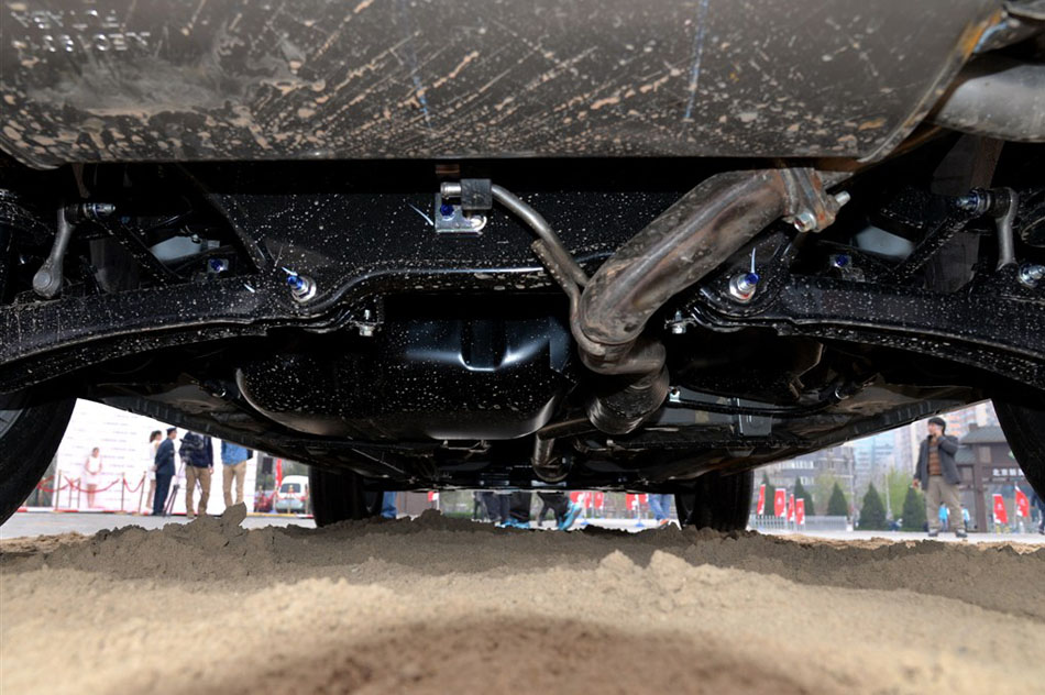 2015款 2.0L 自动两驱精英版 引擎底盘