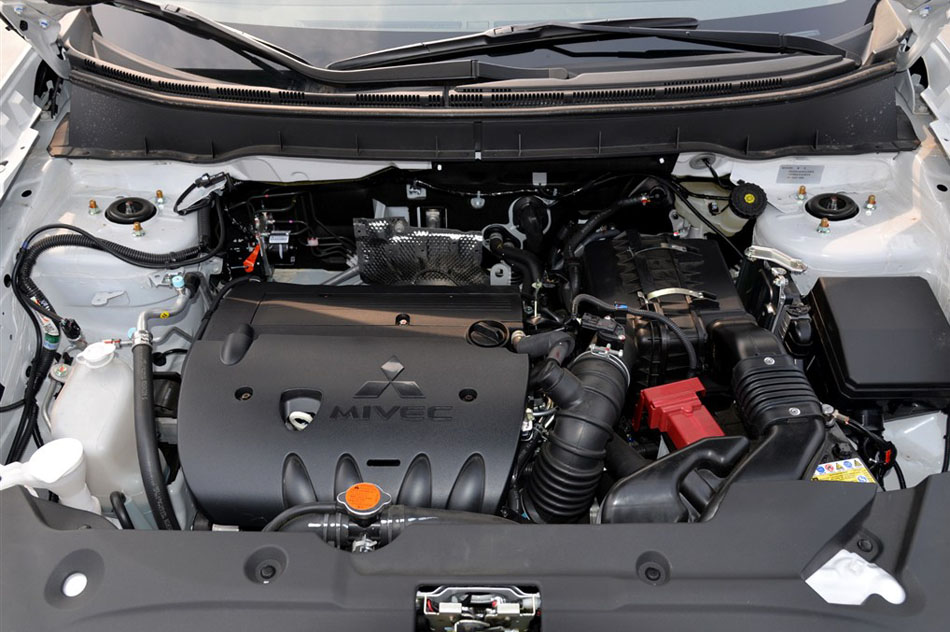 2015款 2.0L 自动两驱精英版 引擎底盘