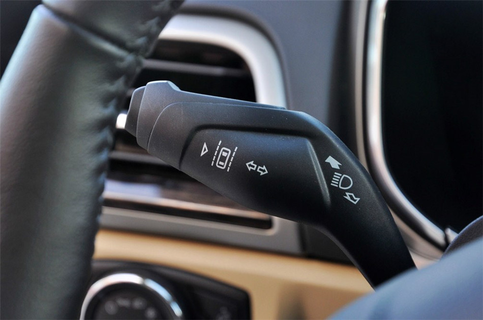 2013款 2.0L AT GTDi240旗舰型 内饰