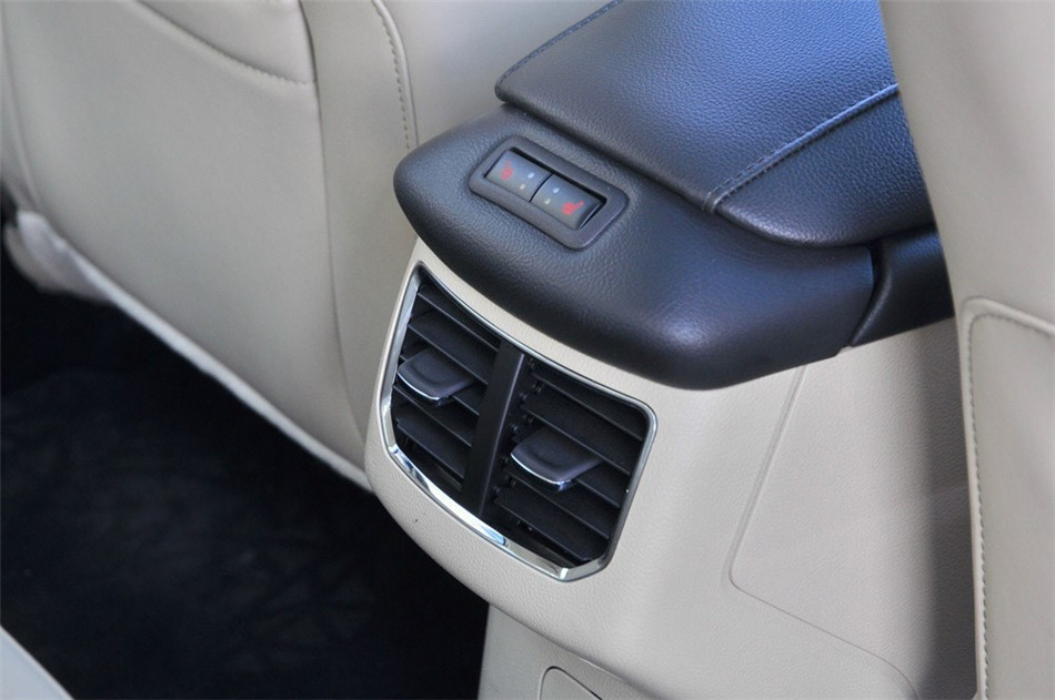 2013款 2.0L AT GTDi240旗舰型 座椅空间