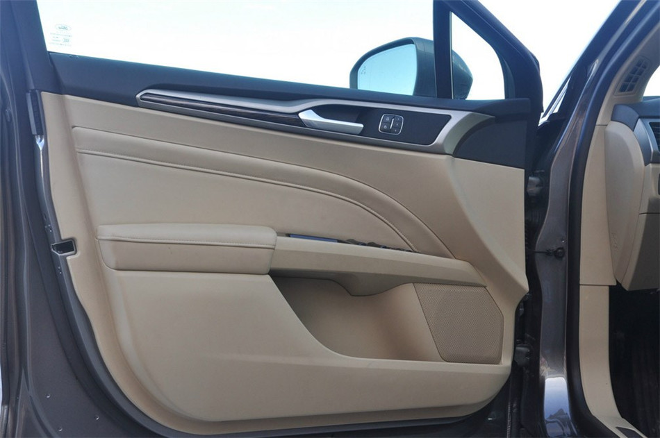 2013款 2.0L AT GTDi240旗舰型 座椅空间