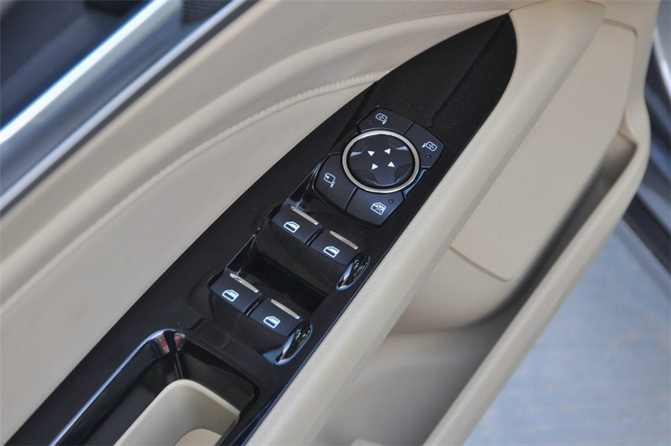 2013款 2.0L AT GTDi240旗舰型 座椅空间