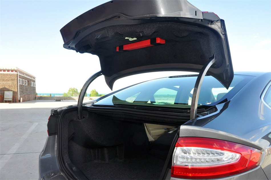 2013款 2.0L AT GTDi240旗舰型 座椅空间