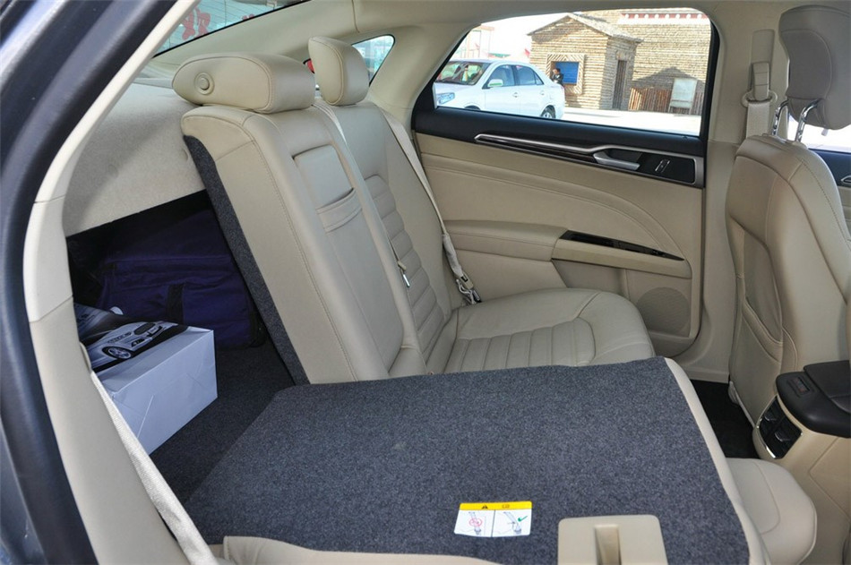 2013款 2.0L AT GTDi240旗舰型 座椅空间