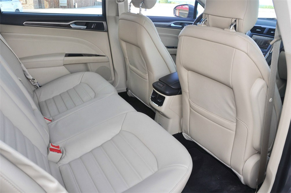 2013款 2.0L AT GTDi240旗舰型 座椅空间