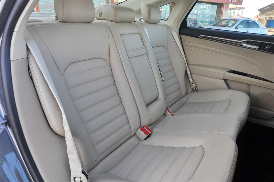 2013款 2.0L AT GTDi240旗舰型 座椅空间
