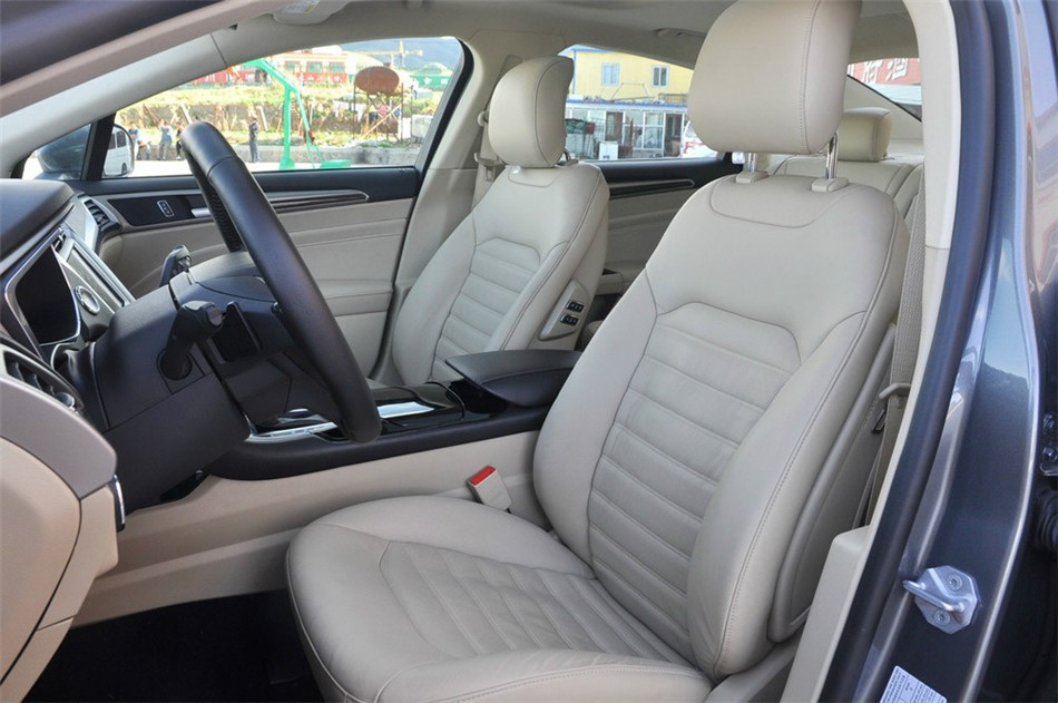 2013款 2.0L AT GTDi240旗舰型 座椅空间