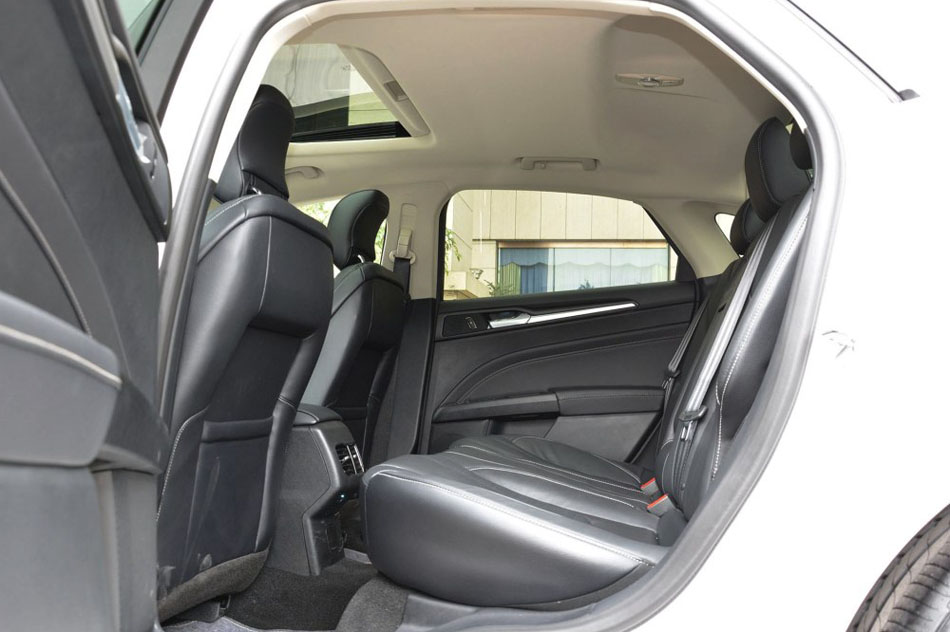 2017款 EcoBoost 245 豪华运动型 座椅空间