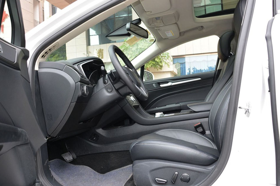 2017款 EcoBoost 245 豪华运动型 座椅空间