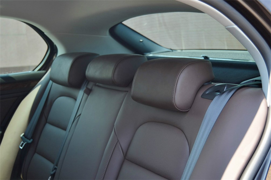 2013款 2.0TSI DSG尊仕版 座椅空间