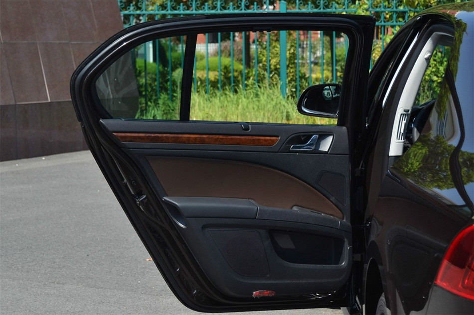 2013款 2.0TSI DSG尊仕版 座椅空间