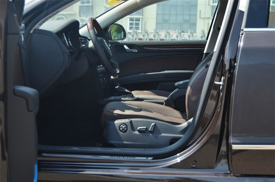 2013款 2.0TSI DSG尊仕版 座椅空间