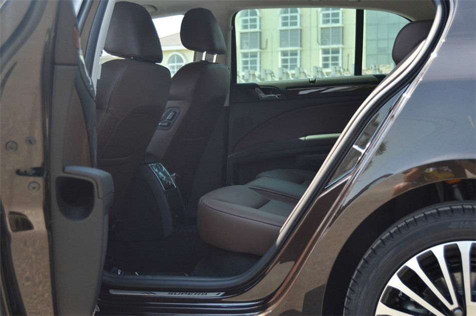 2013款 2.0TSI DSG尊仕版 座椅空间