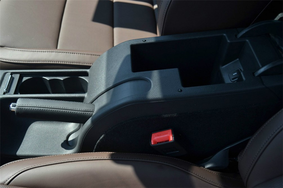 2013款 2.0TSI DSG尊仕版 座椅空间