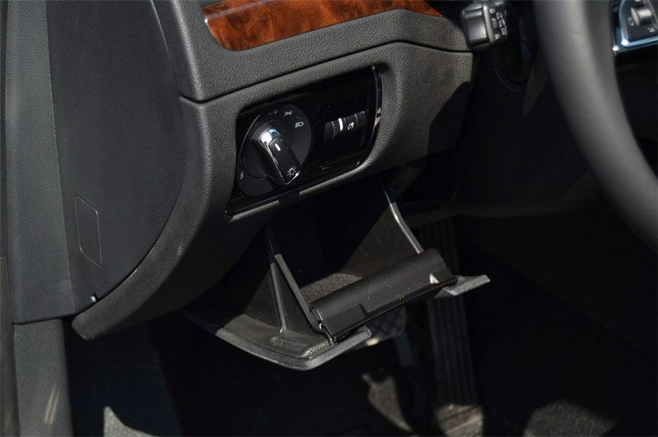 2013款 2.0TSI DSG尊仕版 座椅空间