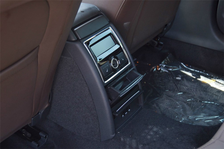 2013款 2.0TSI DSG尊仕版 座椅空间