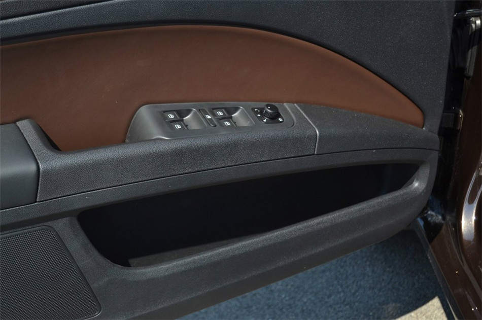 2013款 2.0TSI DSG尊仕版 座椅空间