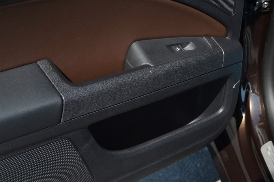 2013款 2.0TSI DSG尊仕版 座椅空间