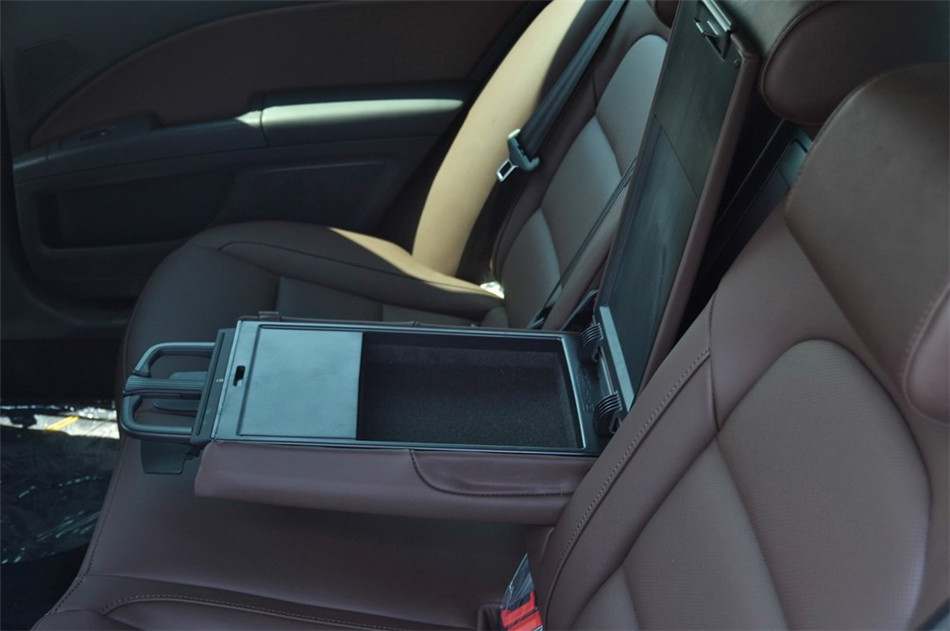 2013款 2.0TSI DSG尊仕版 座椅空间