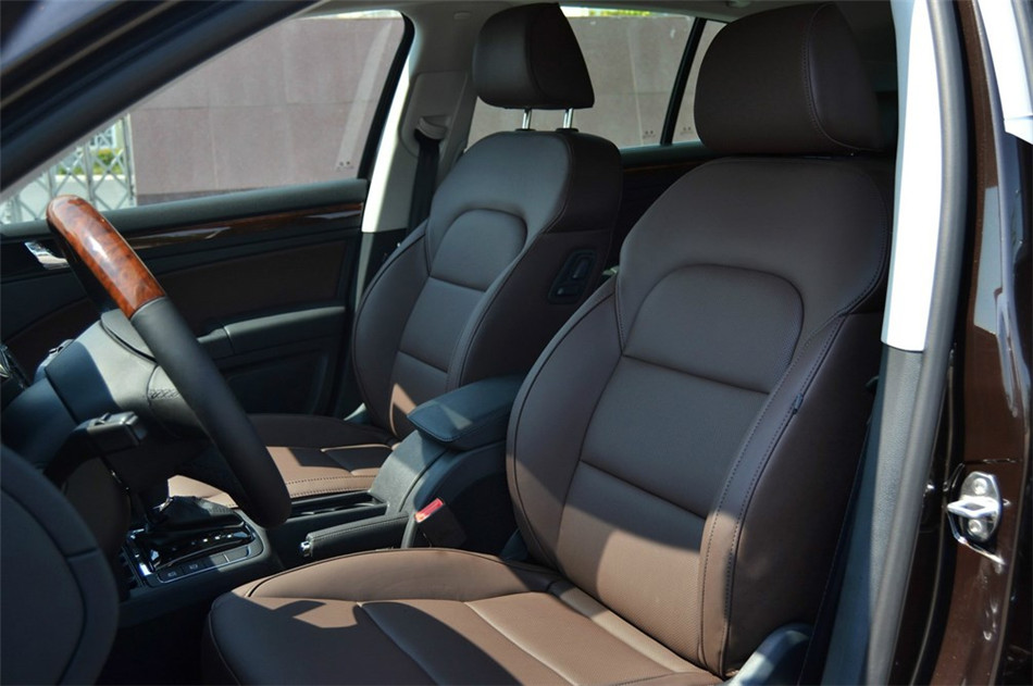 2013款 2.0TSI DSG尊仕版 座椅空间