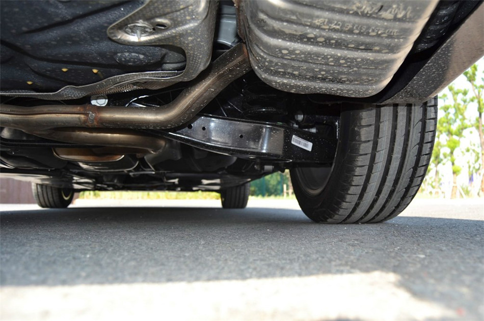 2013款 2.0TSI DSG尊仕版 引擎地盘