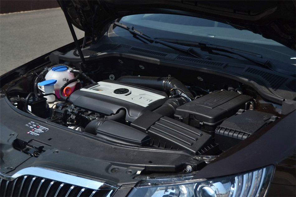 2013款 2.0TSI DSG尊仕版 引擎地盘