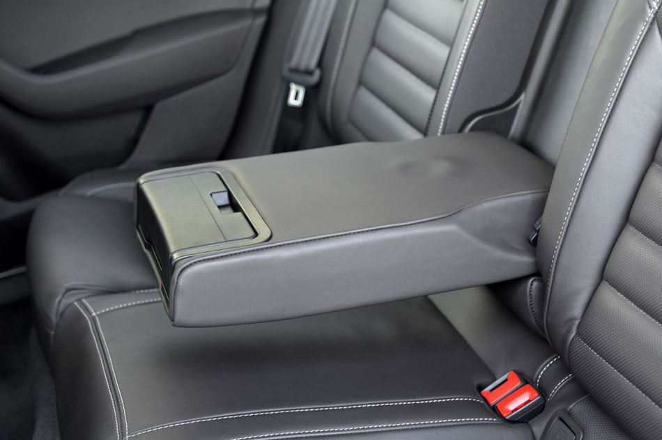 2016款 380TSI DSG旗舰版 座椅空间