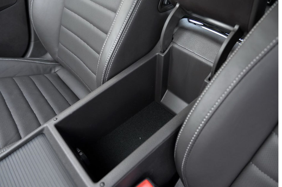 2016款 380TSI DSG旗舰版 座椅空间