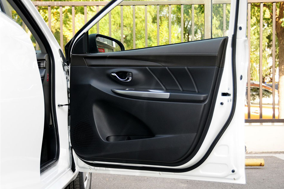 2015款 1.5E 自动魅动版 座椅空间