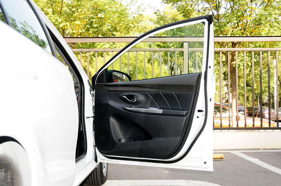 2015款 1.5E 自动魅动版 座椅空间