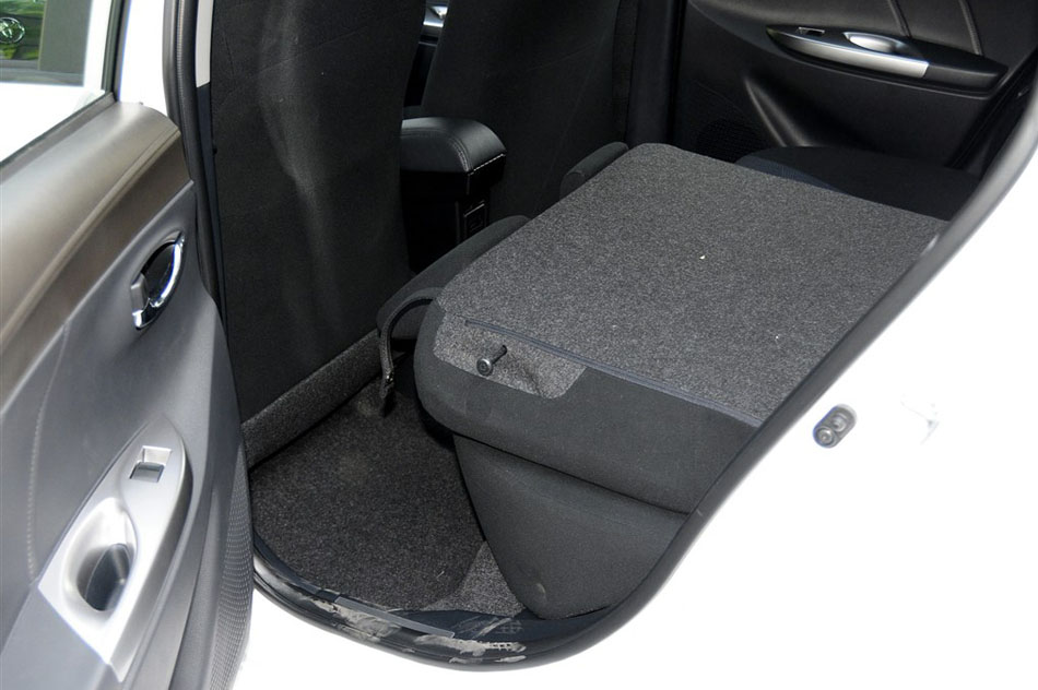 2015款 1.5E 自动魅动版 座椅空间