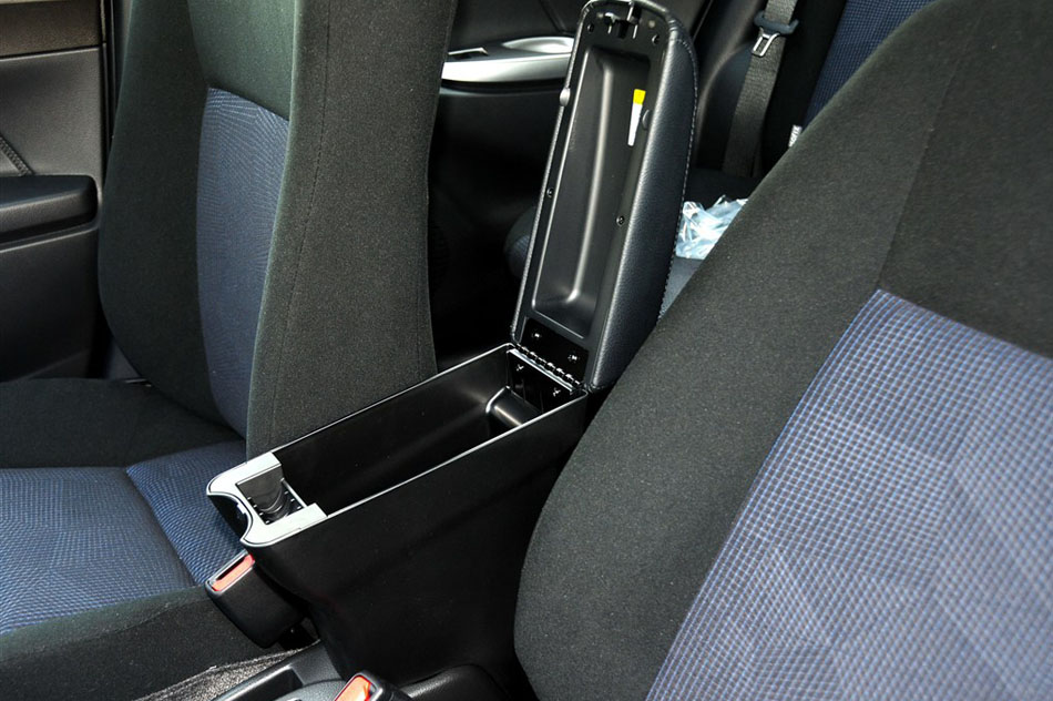 2015款 1.5E 自动魅动版 座椅空间