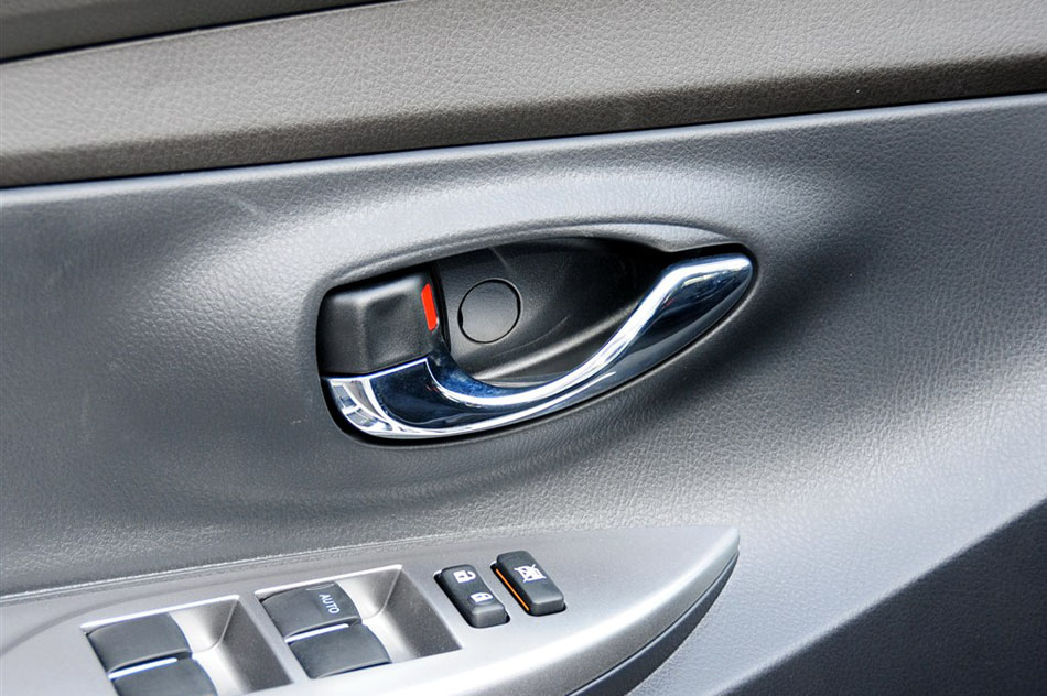 2015款 1.5E 自动魅动版 座椅空间