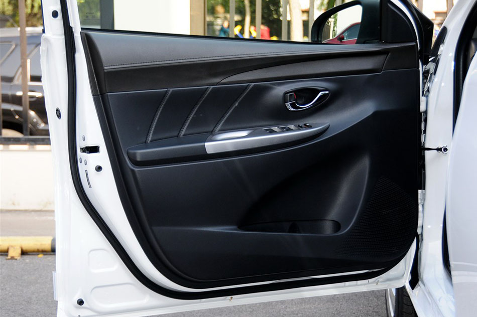 2015款 1.5E 自动魅动版 座椅空间