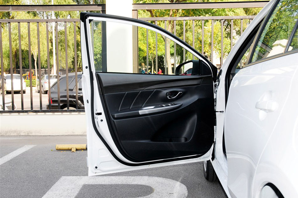 2015款 1.5E 自动魅动版 座椅空间