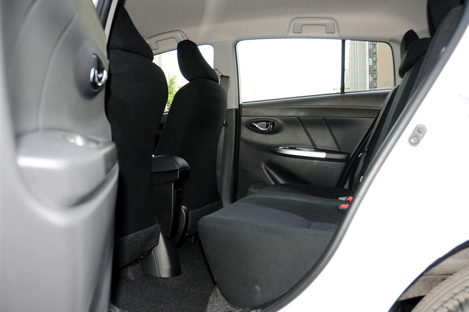 2015款 1.5E 自动魅动版 座椅空间