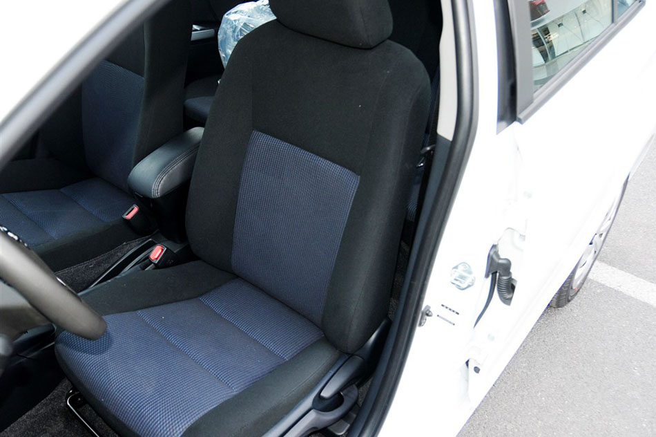 2015款 1.5E 自动魅动版 座椅空间