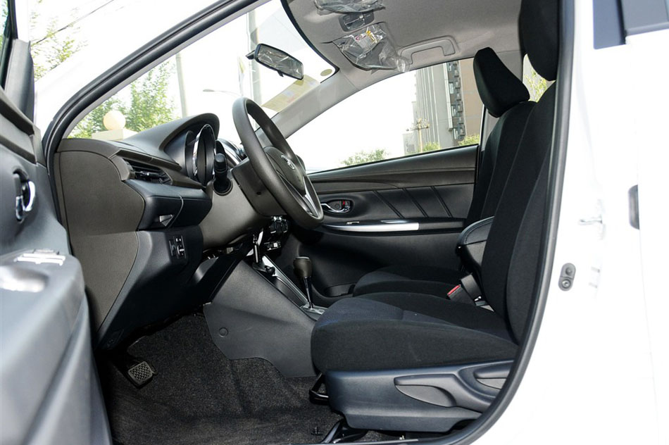 2015款 1.5E 自动魅动版 座椅空间