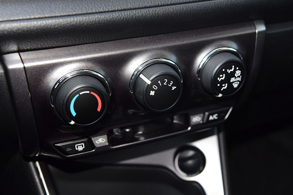 2015款 1.5G 自动橙色限量版 内饰