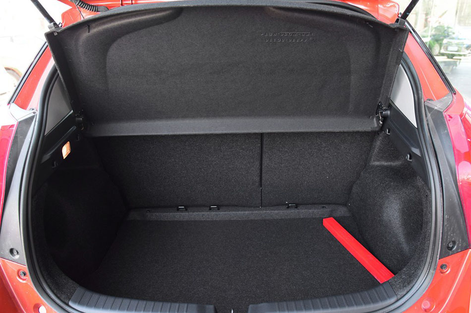 2015款 1.5G 自动橙色限量版 座椅空间