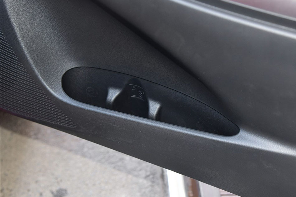 2015款 1.5G 自动橙色限量版 座椅空间