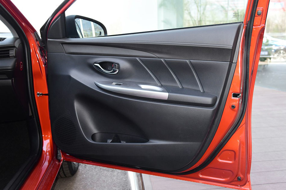 2015款 1.5G 自动橙色限量版 座椅空间