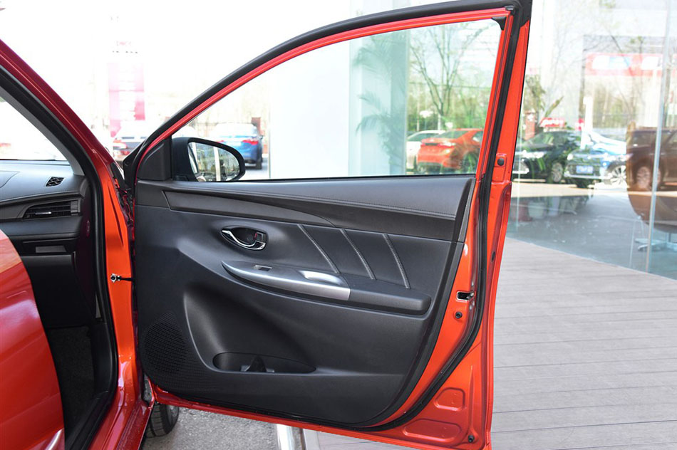 2015款 1.5G 自动橙色限量版 座椅空间