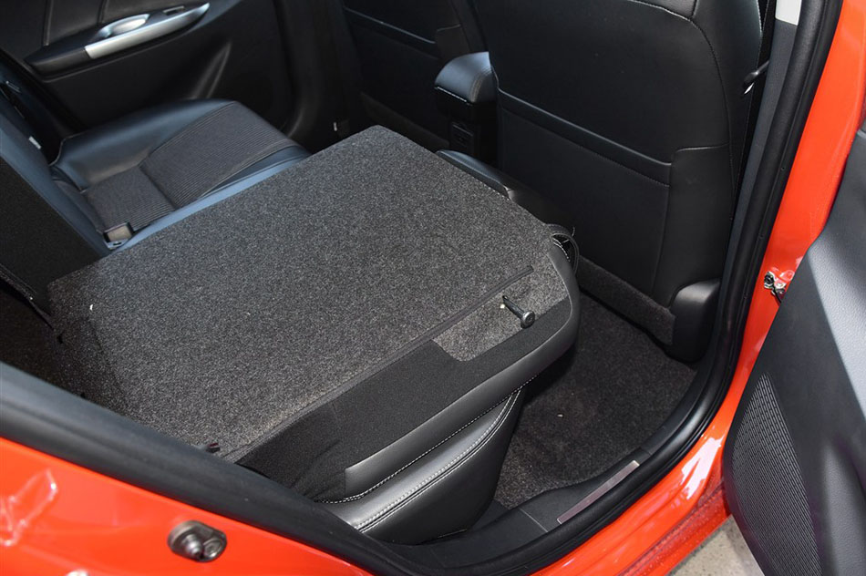 2015款 1.5G 自动橙色限量版 座椅空间