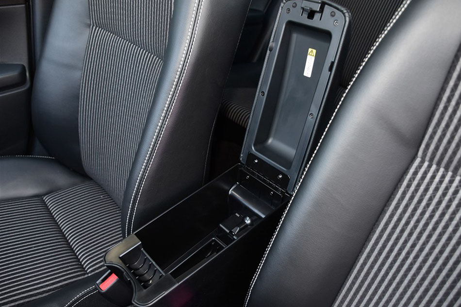 2015款 1.5G 自动橙色限量版 座椅空间