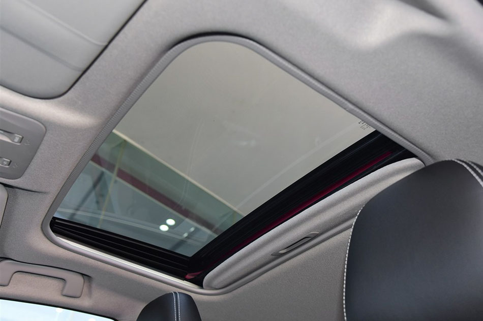 2015款 1.5G 自动橙色限量版 座椅空间