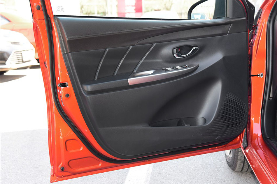 2015款 1.5G 自动橙色限量版 座椅空间